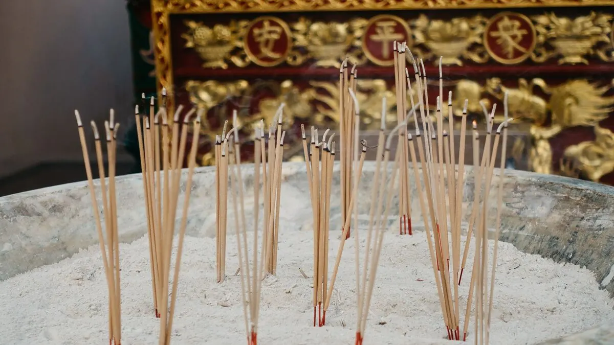 Beda Hio, Joss Stick, dan Dupa Gulung untuk Sembahyang: Panduan Lengkap