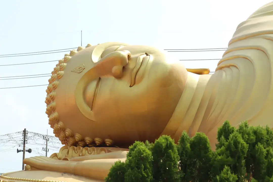 Arti Patung Buddha Tertawa (Maitreya): Makna, Posisi & Penempatan